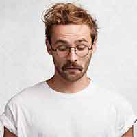 moustache-pinceau-homme-épaisse-et-droite