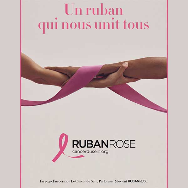 Un ruban rose relie deux mains, symbolisant la solidarité contre le cancer du sein, avec le slogan 'Un ruban qui nous unit tous