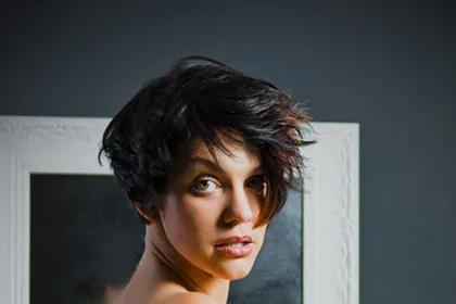 "Marjorie" Brun chaud Hombré sur base courte repositionnable-coiffure-aurelien-magnano-salon-coiffeur-montauban ©AurelienMagnanoStudios