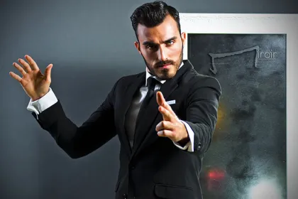 "Quévin" Look rétro chic-bond-barbier-coiffure-coupe-barbershop-aurelien-magnano ©AurelienMagnanoStudios